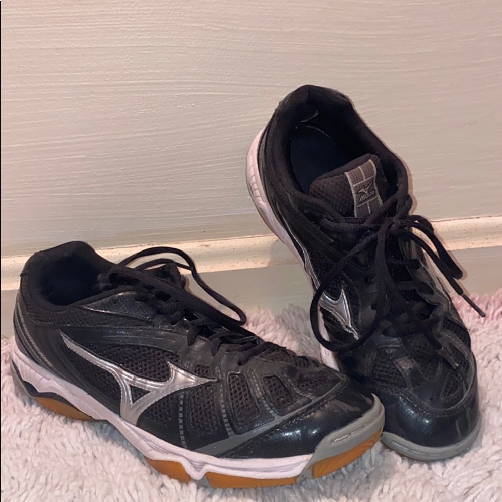 Black and Silver volleyball shoes MIZUNO